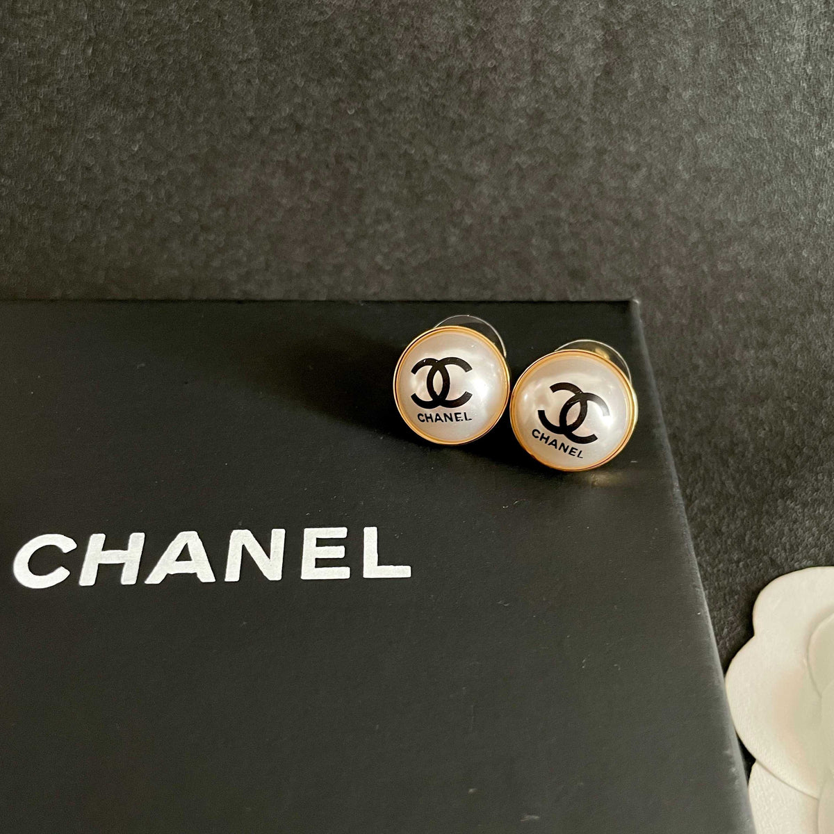 CC Stud Earrings White 659646