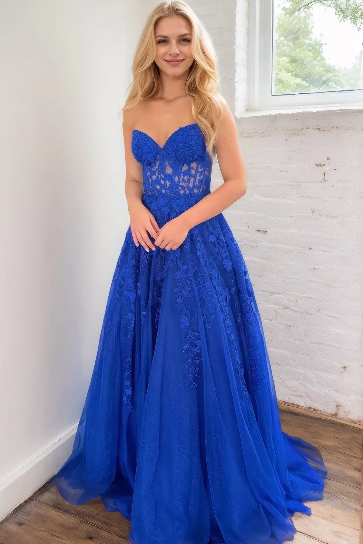 A-line/Princess Sweetheart Sleeveless Tulle Sweep Train Prom Dress With Appliqued