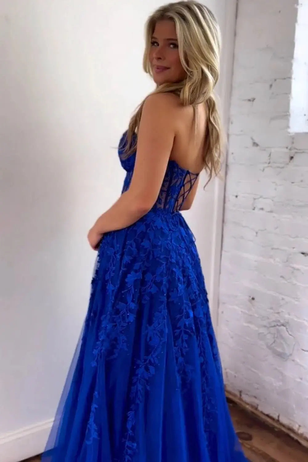 A-line/Princess Sweetheart Sleeveless Tulle Sweep Train Prom Dress With Appliqued