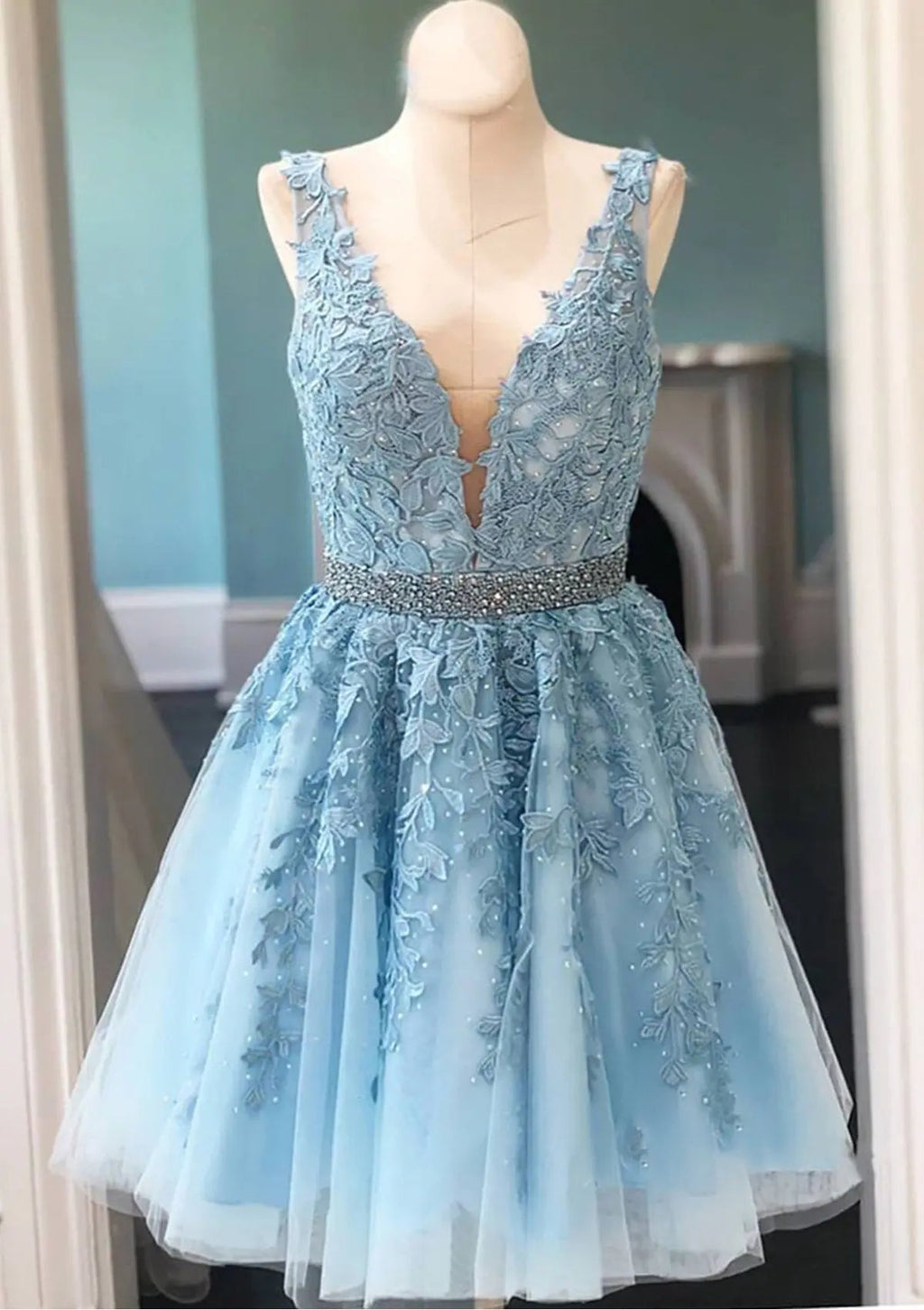 Short/Mini A-line V Neck Lace Tulle Homecoming Dress With Appliqued Beading