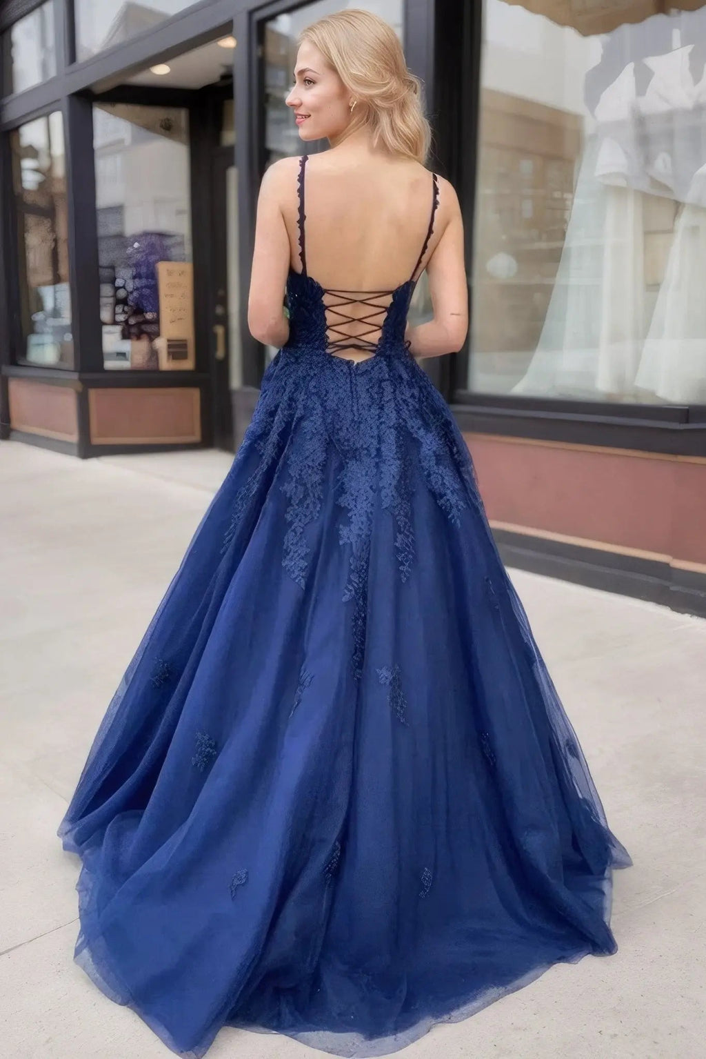 A-line/Princess V Neck Sleeveless Court Train Tulle Prom Dress With Appliqued