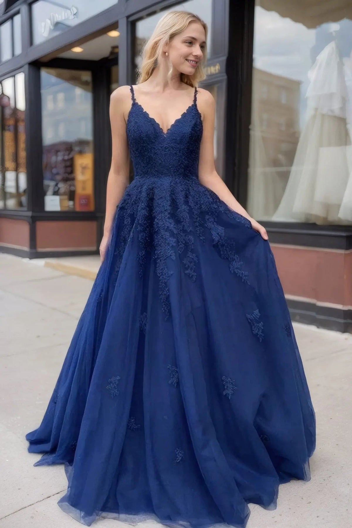 A-line/Princess V Neck Sleeveless Court Train Tulle Prom Dress With Appliqued