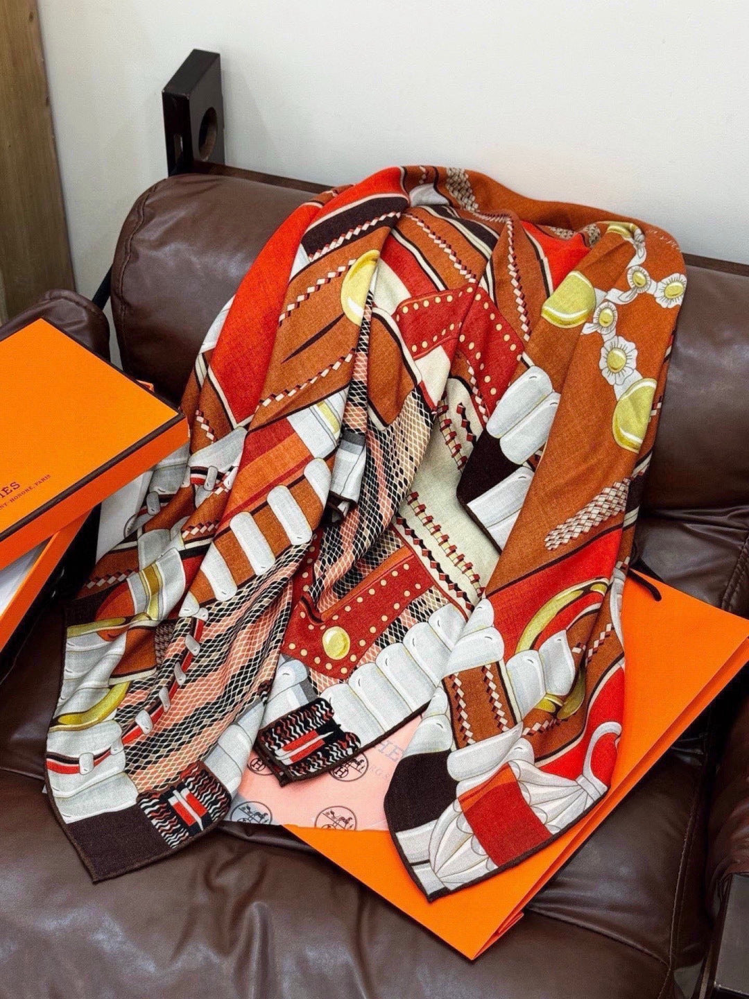 HM 26s Scarf 140 In Silk 309334