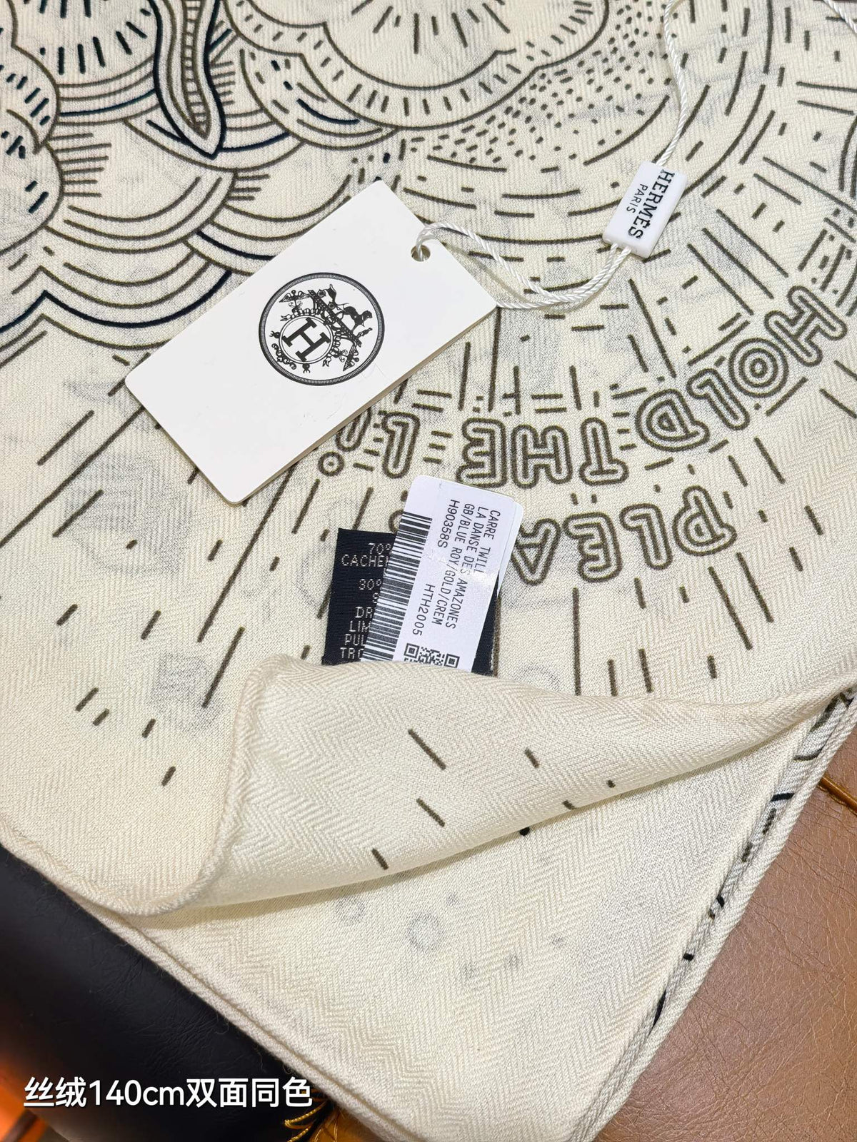 HM Connecting 140 CM White Black Cashmere and Silk 293097