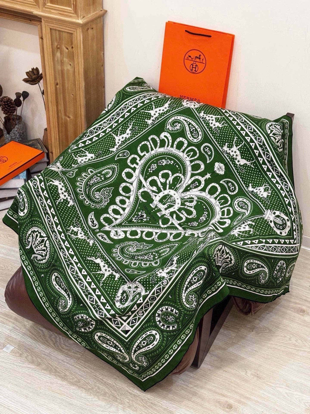 HM Cheval de Coeur Bandana Scarf 140*140cm Gren Cashmere Silk 286289