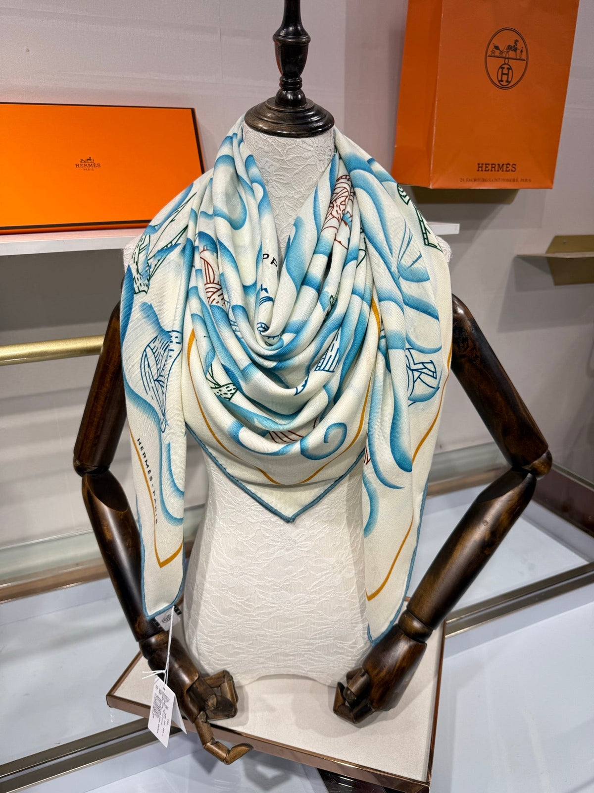 HM 26s L'Appel du Large Shawl 140 x140 Cashmere Mulberry Silk 215670