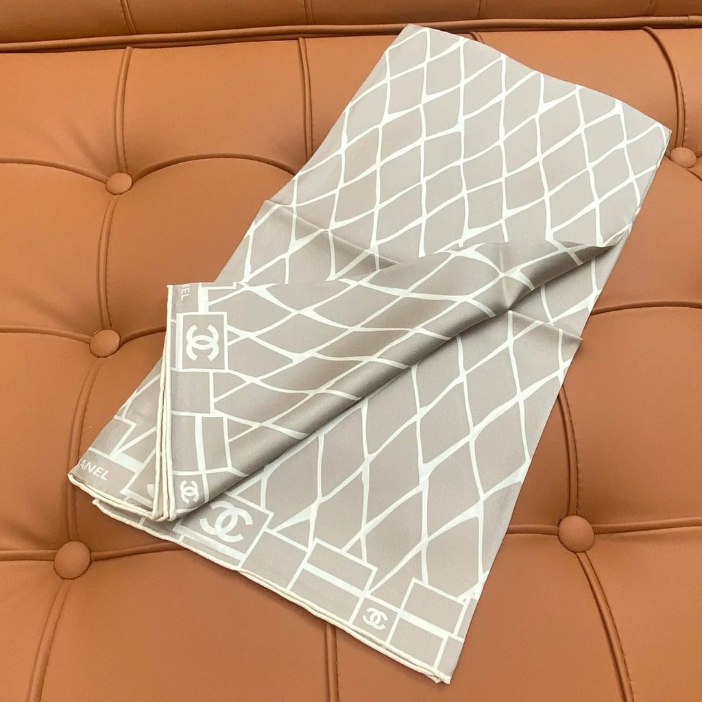 CHANEL 25S SCARF 90 IN SILK 703693