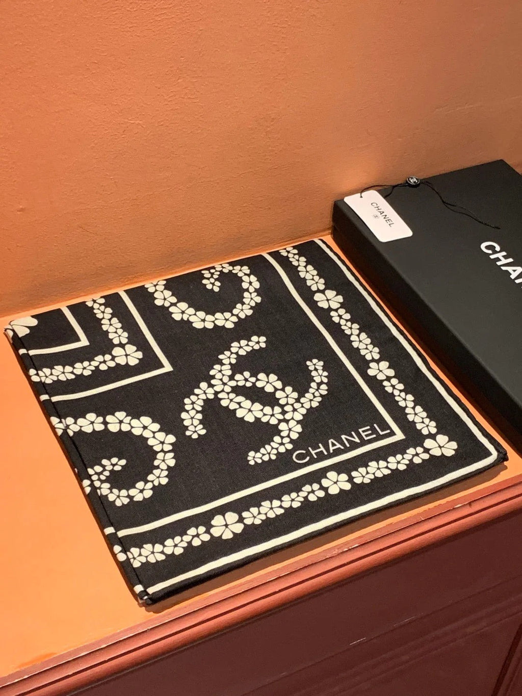 CHANEL 25S SCARF 135 CM IN CASHMERE SILK 943686