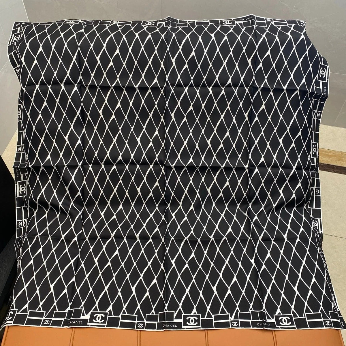 CHANEL 25S SCARF 90 IN SILK 703695