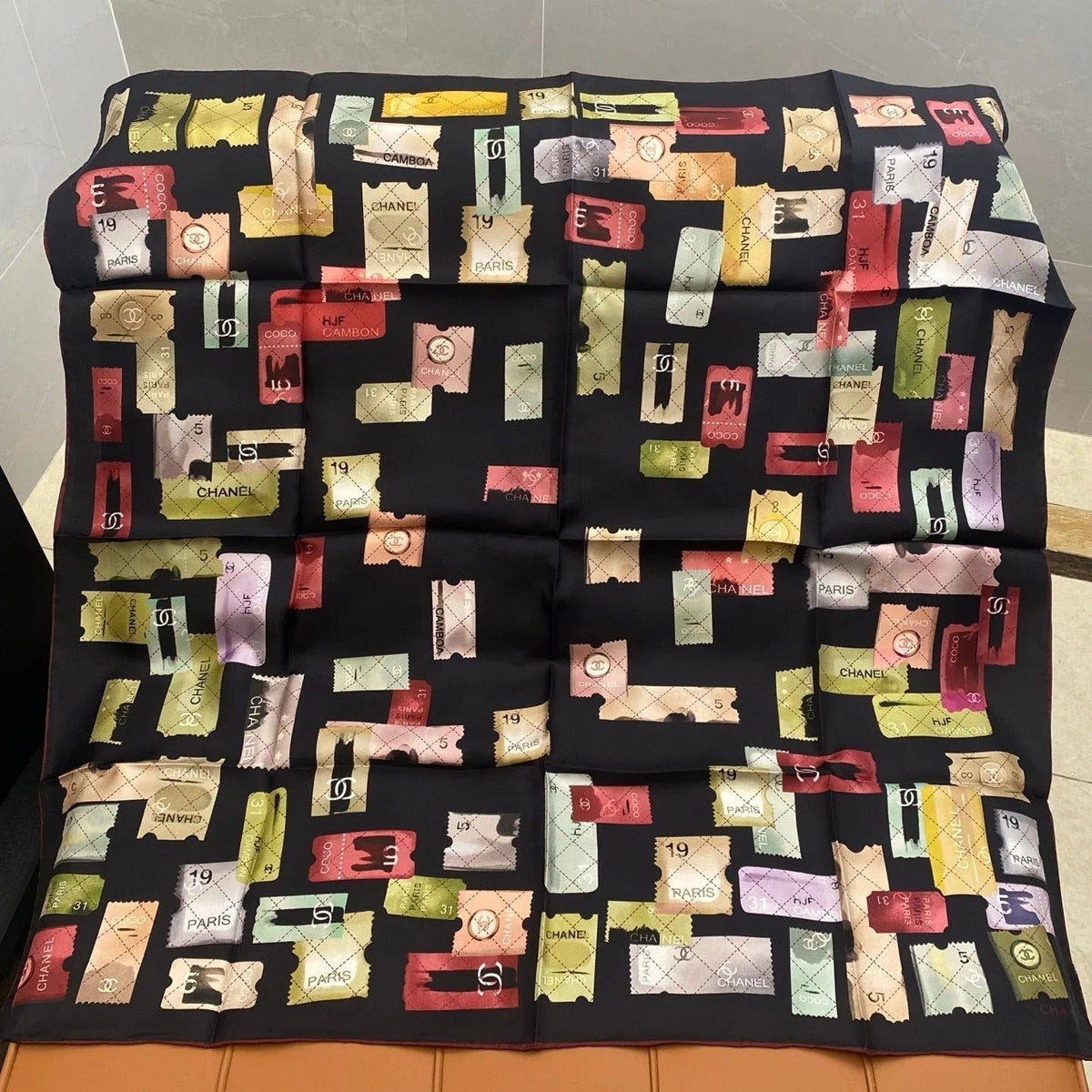 CHANEL 25S SCARF 90 IN SILK 703703