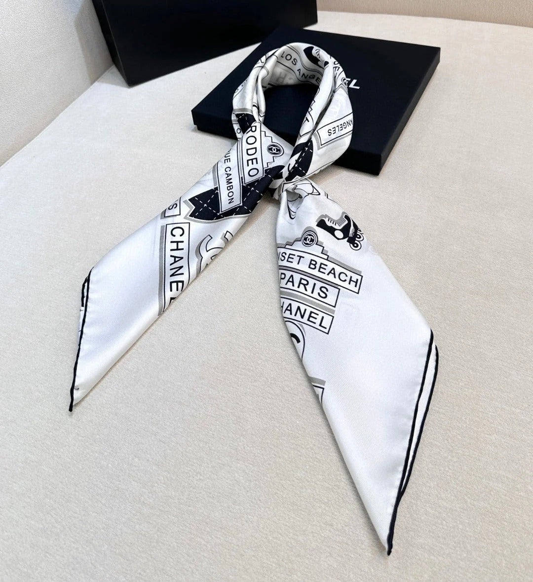 CHANEL 25S SCARF 90 IN SILK 729054