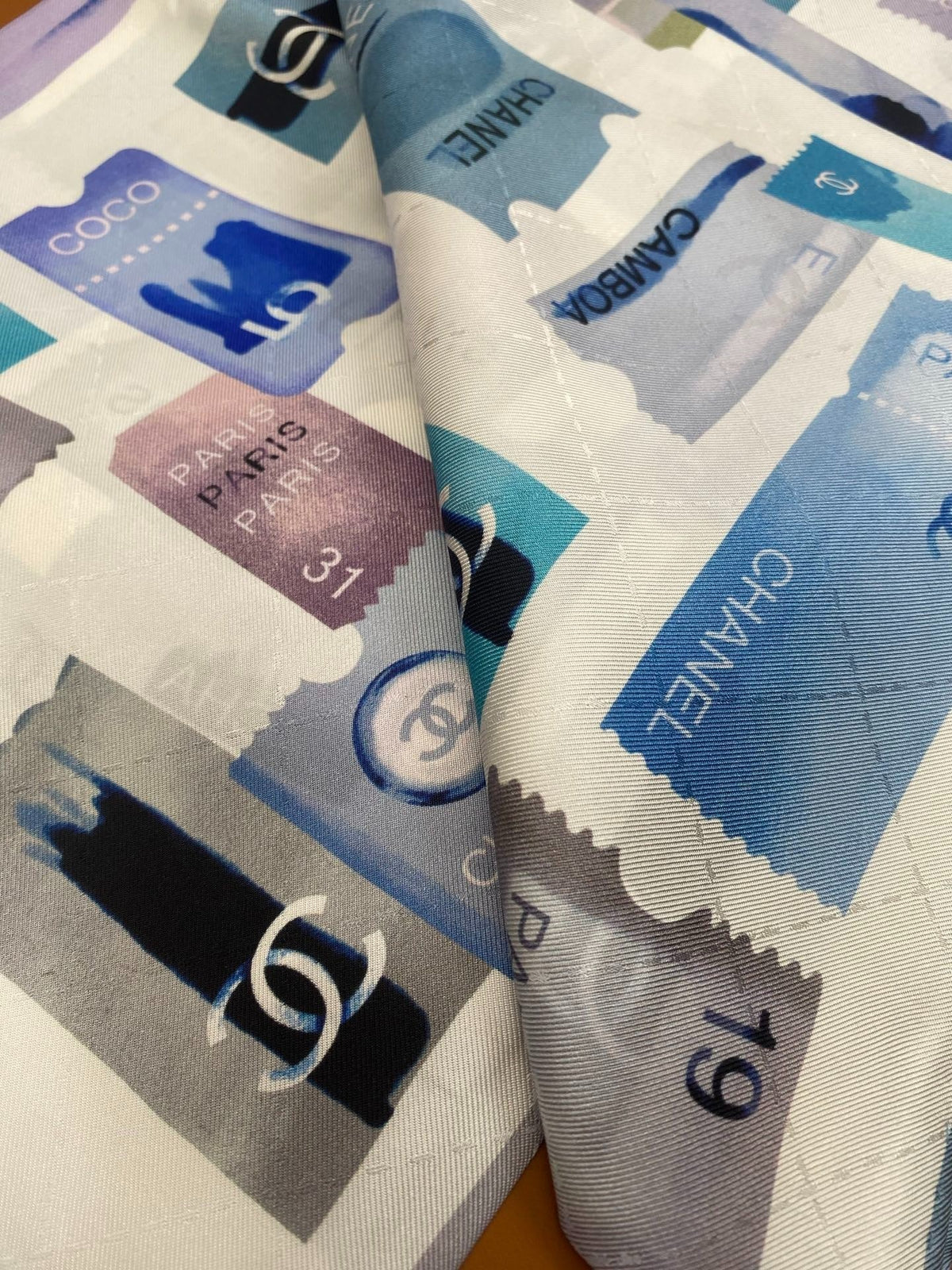 CHANEL 25S SCARF 90 IN SILK 703702