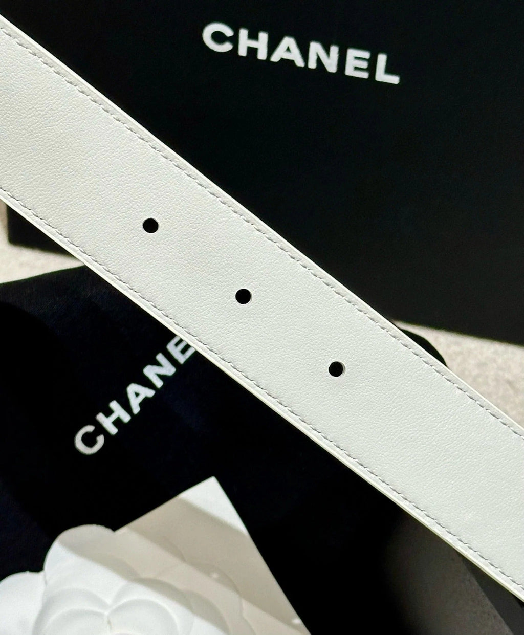 DOUBLE C BELT 30MM IN WHITE CALFSKIN GOLD BUCKLE WITH EMBOSSED CHECK PATTERN