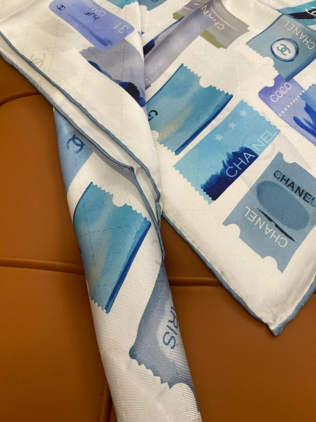 CHANEL 25S SCARF 90 IN SILK 703702