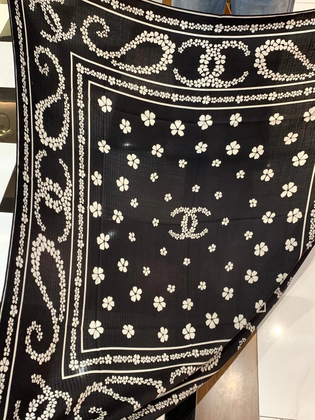 CHANEL 25S SCARF 135 CM IN CASHMERE SILK 943686