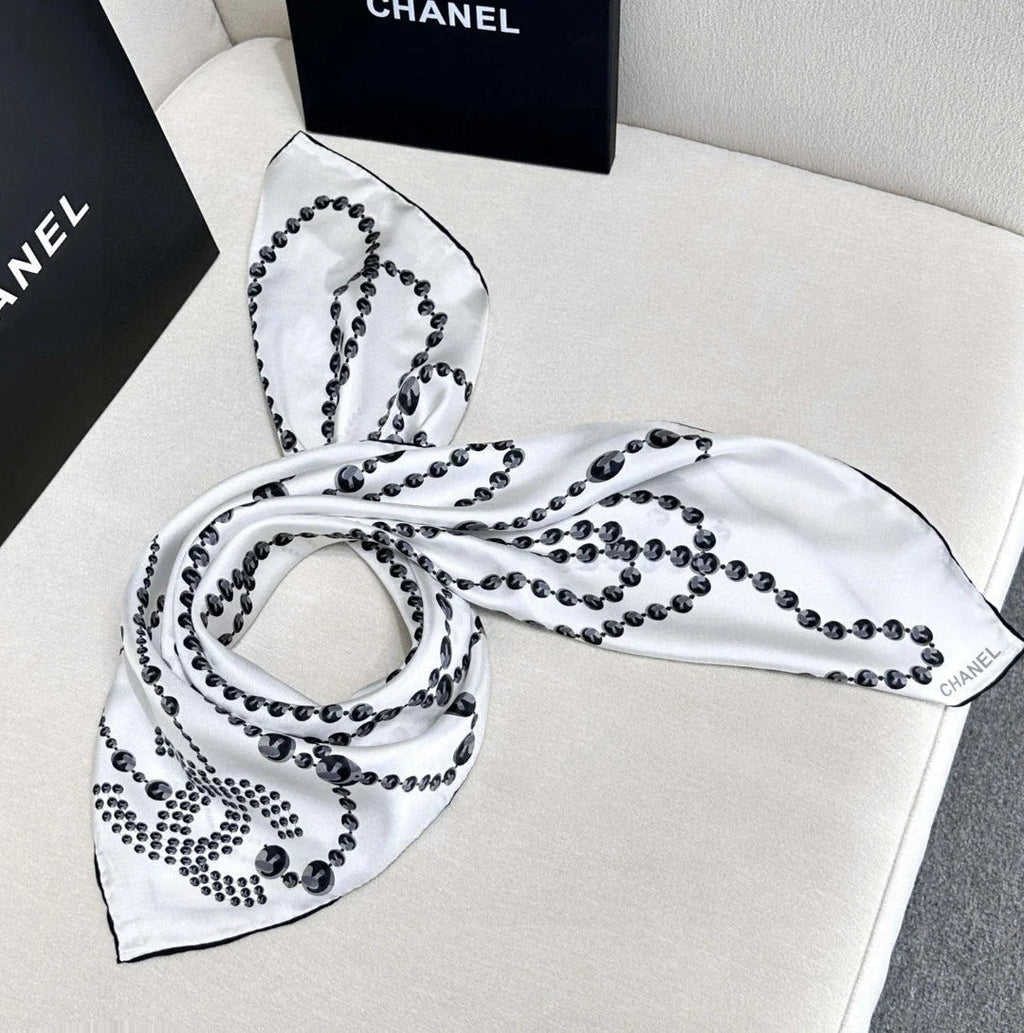 CHANEL 25S SCARF 90 IN SILK 711321